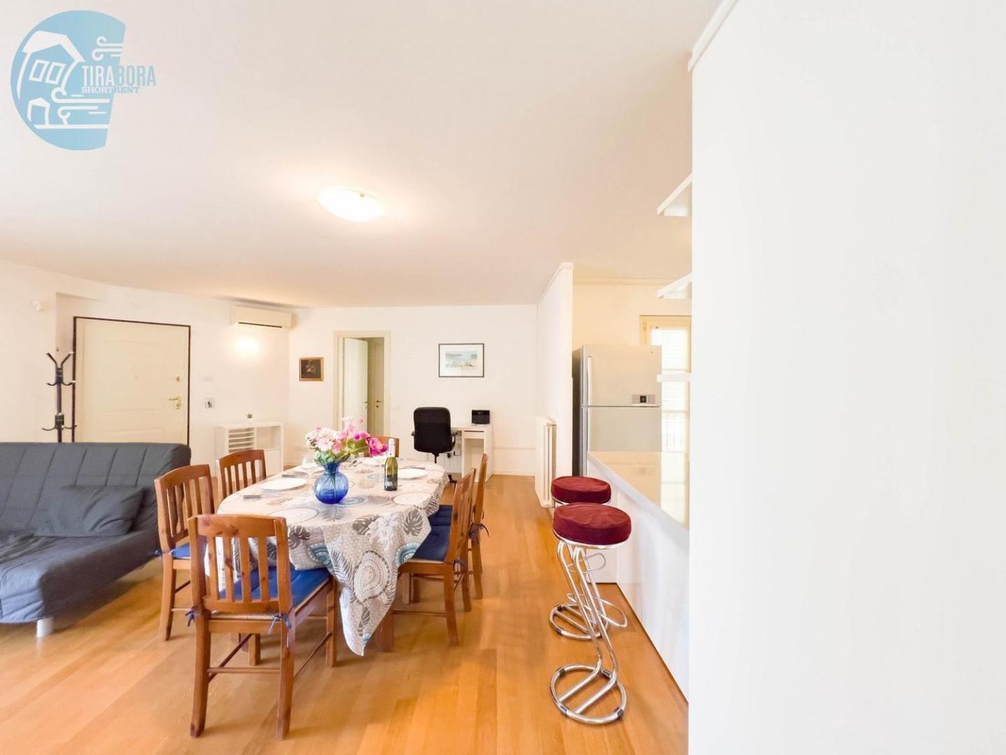Appartamento Cattedrale 5 Tirabora Short Rent Trieste Esterno foto
